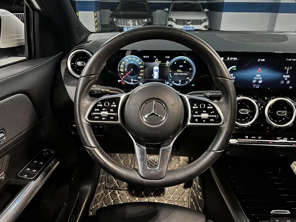 MERCEDES-BENZ GLA