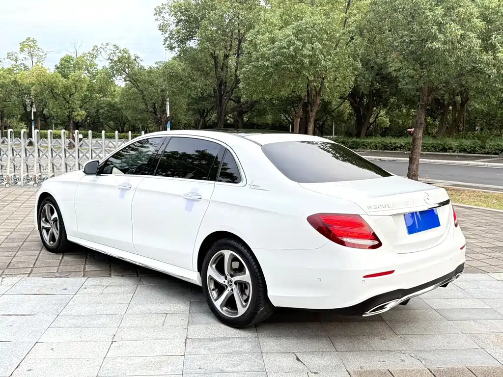 Mercedes-Benz E-Class — миниатюра 9