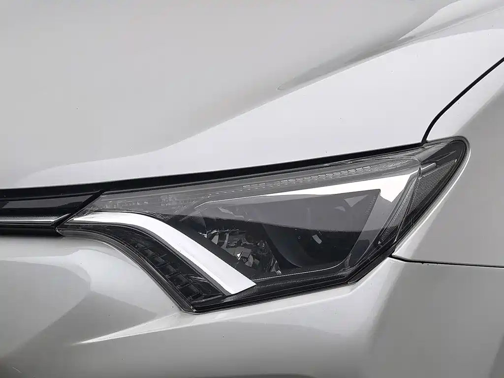 Toyota RAV4 — миниатюра 7