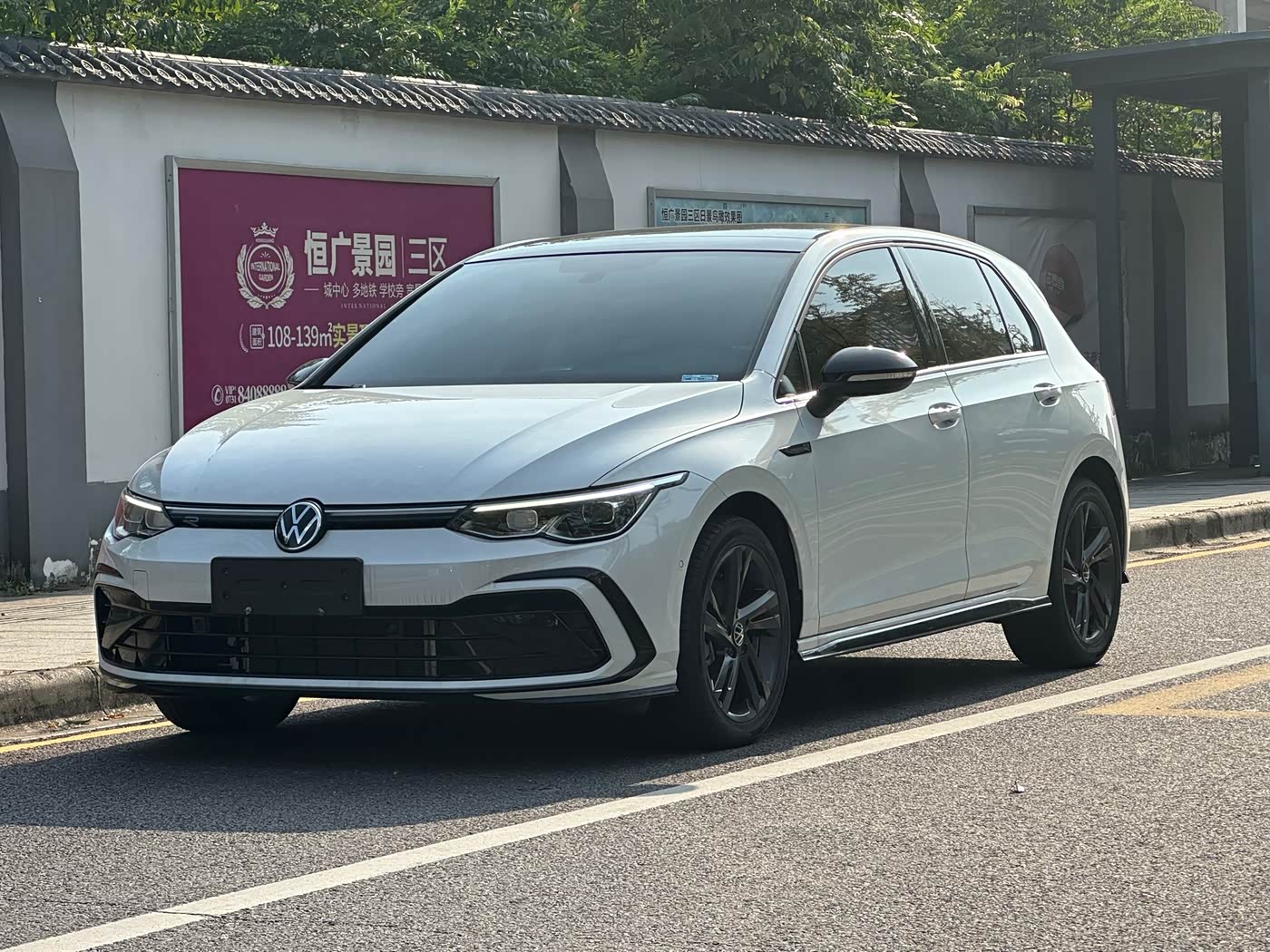 Volkswagen Golf 1.4 л 2023 г. Белый, пробег 16000 км