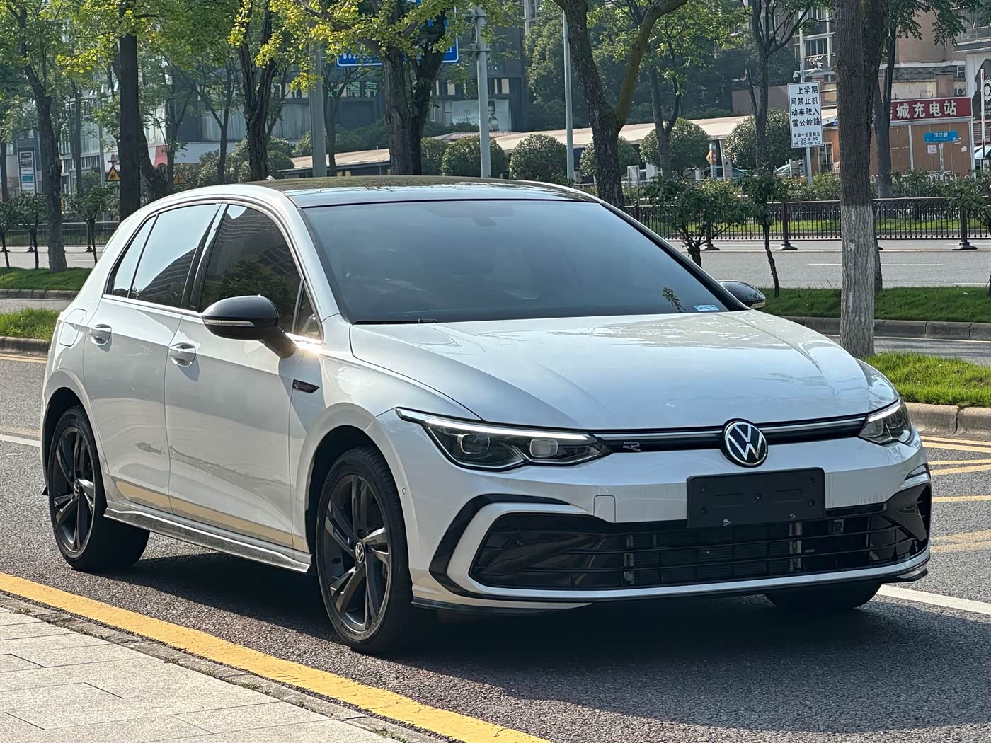 Volkswagen Golf 1.4 л 2023 г. Белый, пробег 16000 км