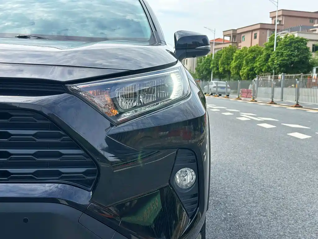 Toyota RAV4 — миниатюра 9