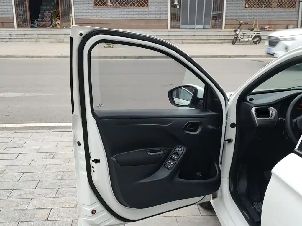 Peugeot 301 2016 1.6L MT Comfort