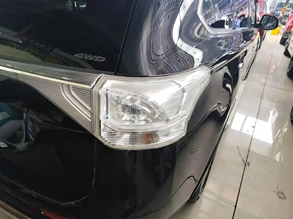 Mitsubishi Outlander 2014 2.4L Luxury 5 мест