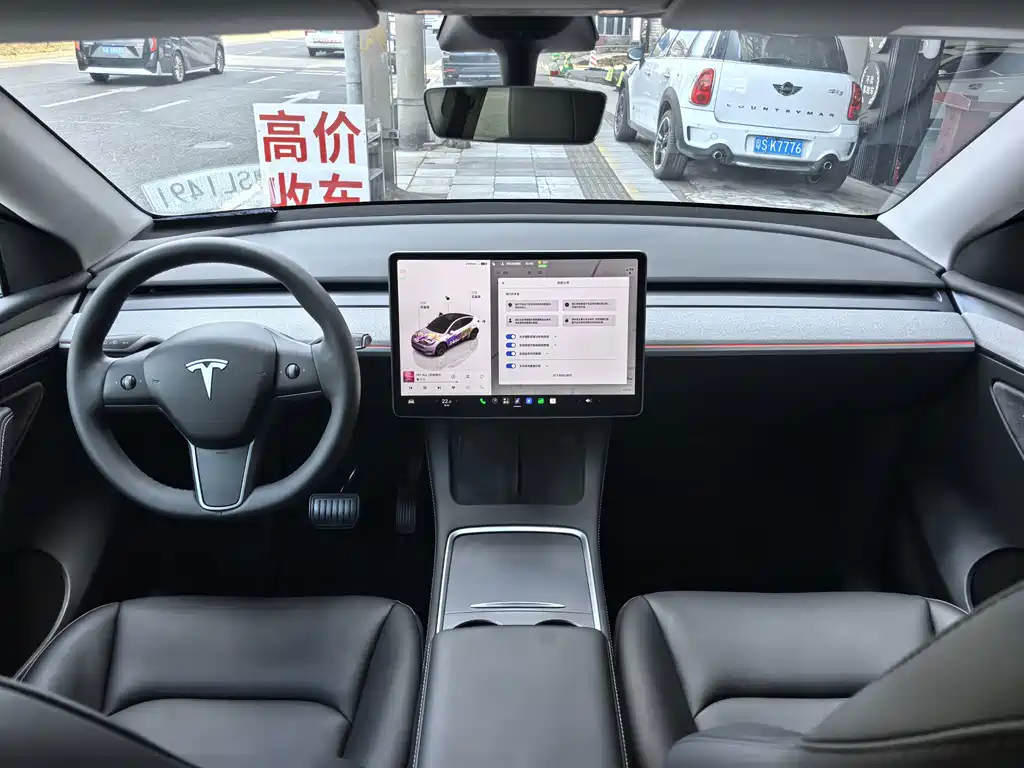 Tesla Model Y — миниатюра 9