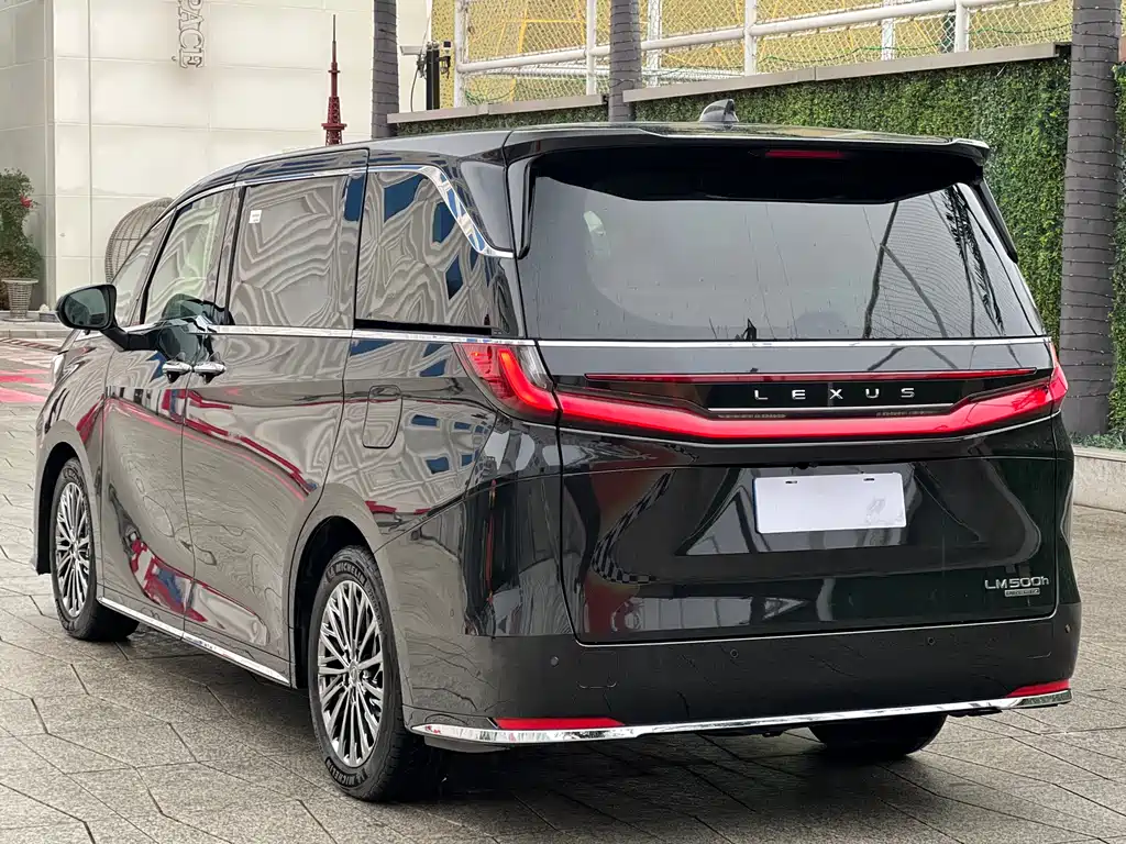 LEXUS LM