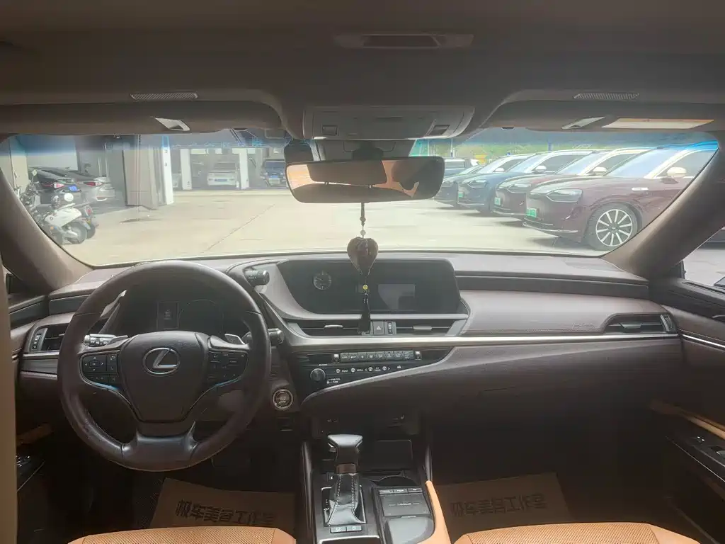 Lexus ES 2018 260 V