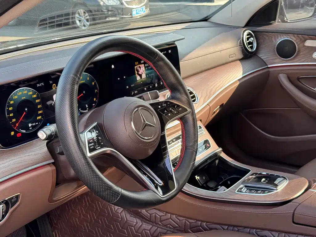 Mercedes-Benz E-Class — миниатюра 6