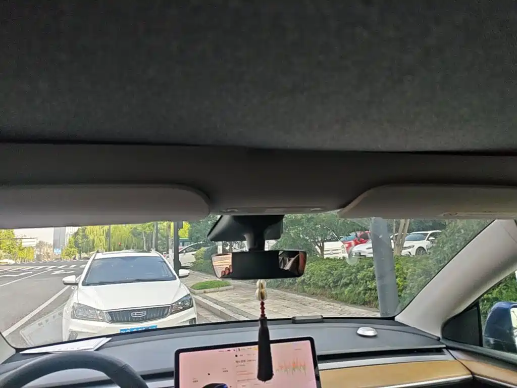 Tesla Model Y — миниатюра 18