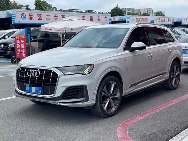 AUDI Q7 2021