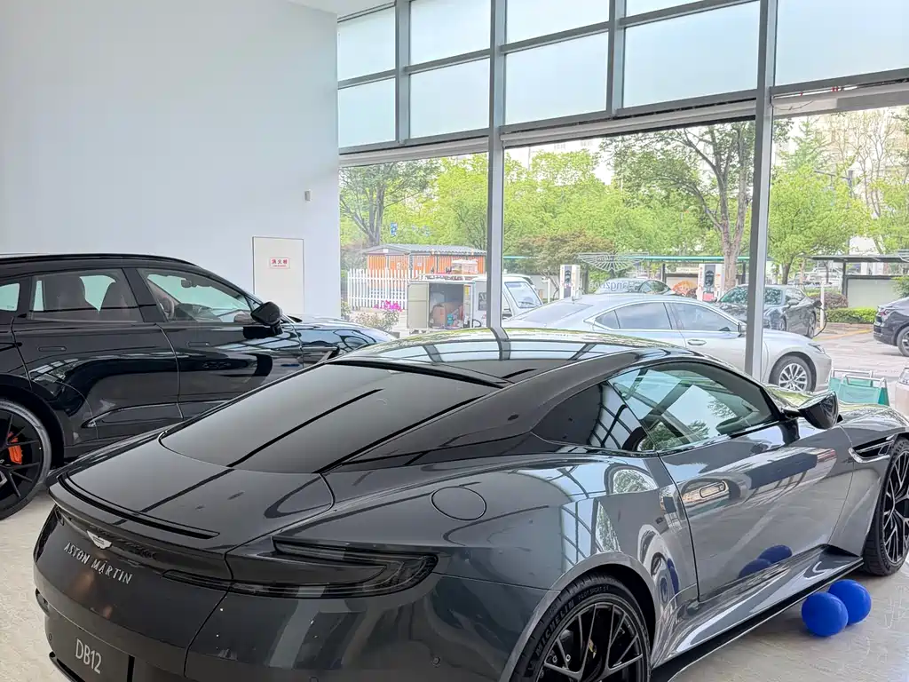 Aston Martin DB12 — миниатюра 3