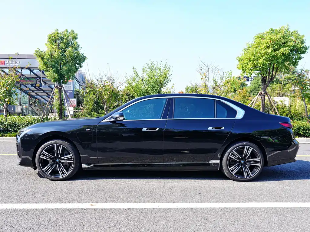 BMW i7 2023 — фото 3