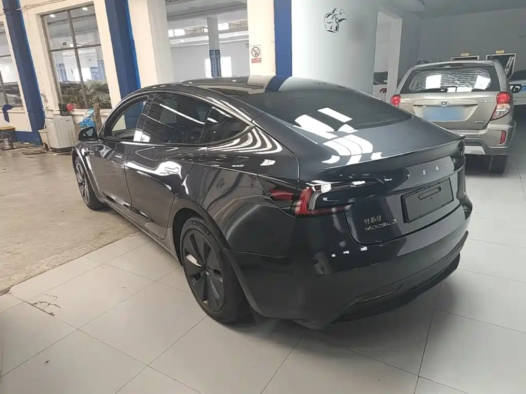 Tesla Model 3 — миниатюра 5