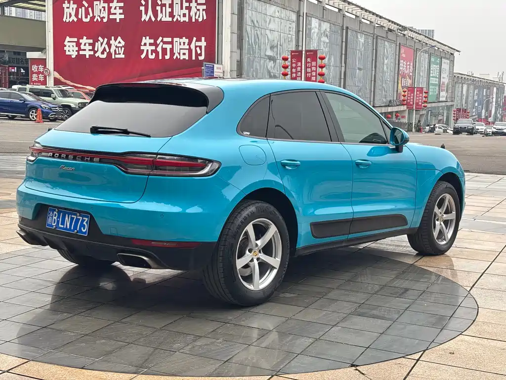 PORSCHE MACAN