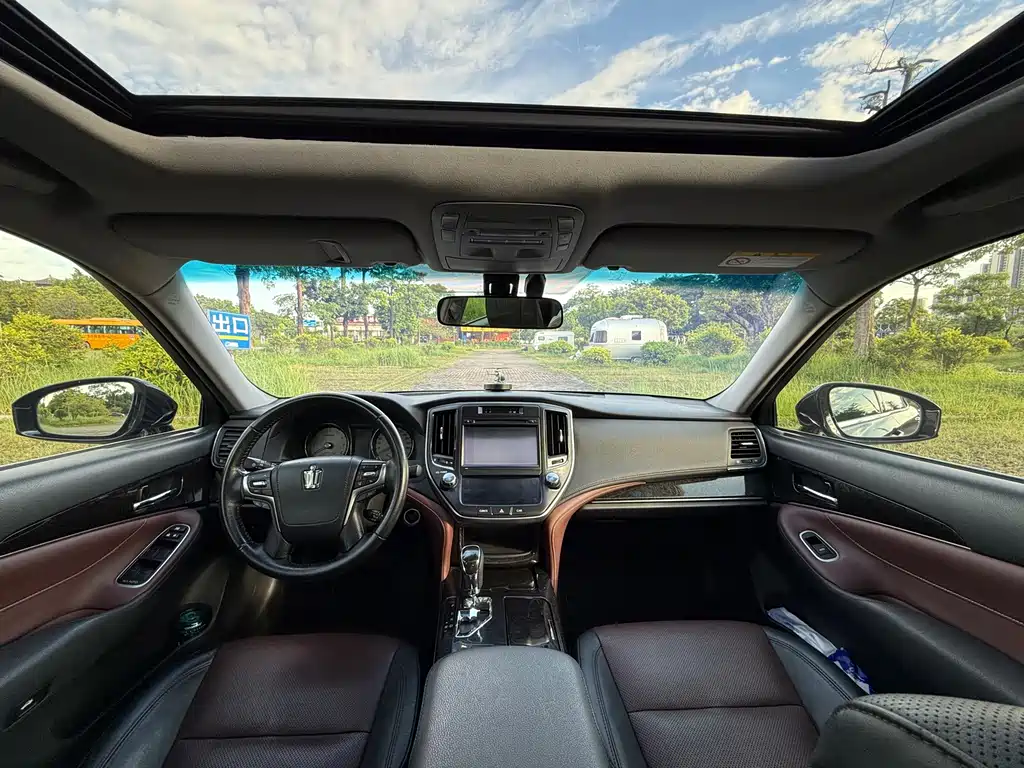 Toyota Crown — миниатюра 12