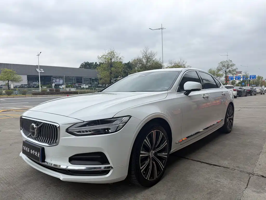 VOLVO S90