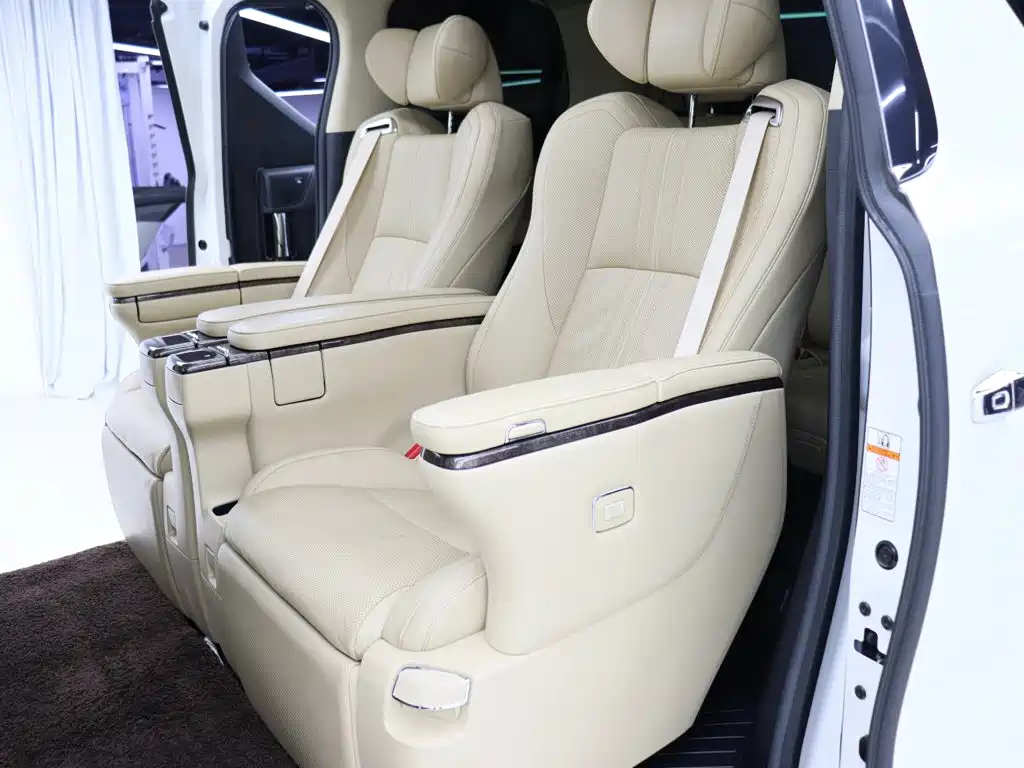Toyota Alphard — миниатюра 7