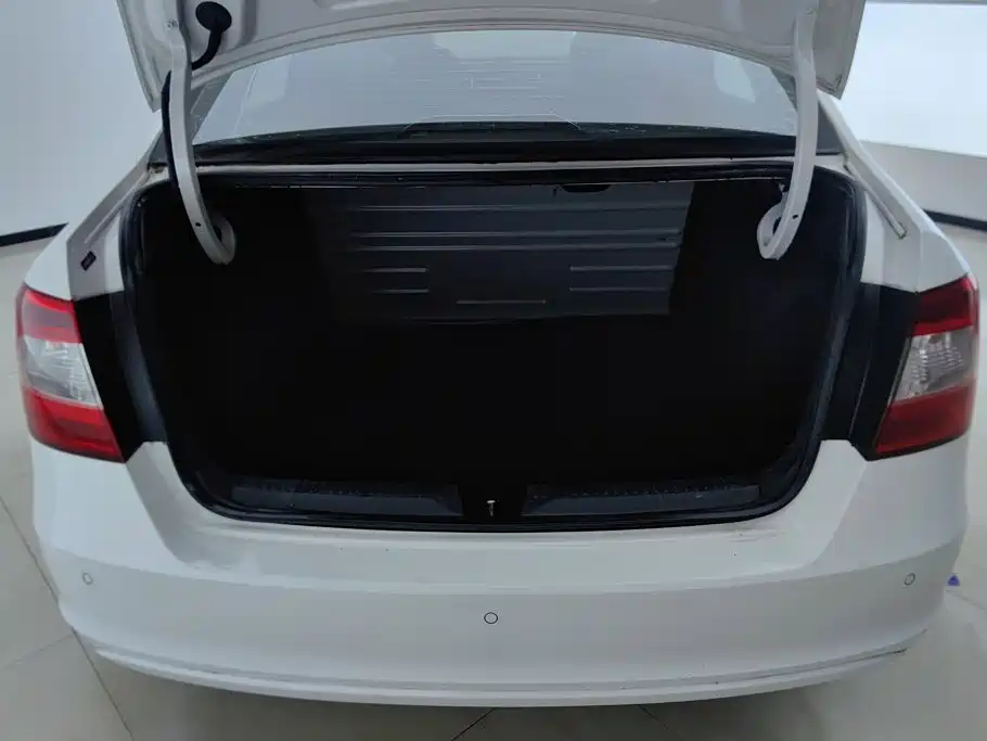 Skoda Rapid — миниатюра 4