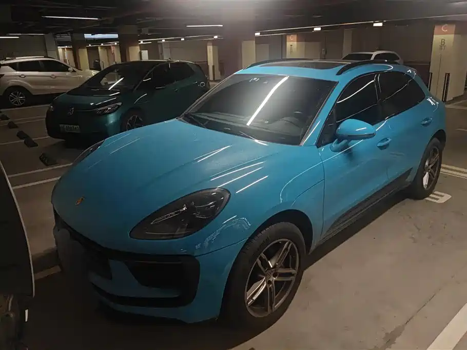 PORSCHE MACAN