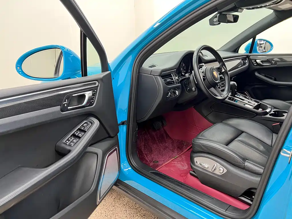 PORSCHE MACAN