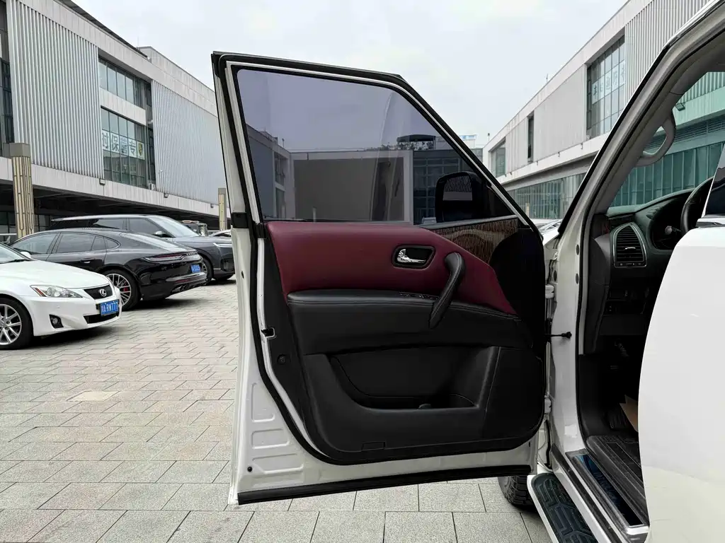 Nissan Patrol — миниатюра 6