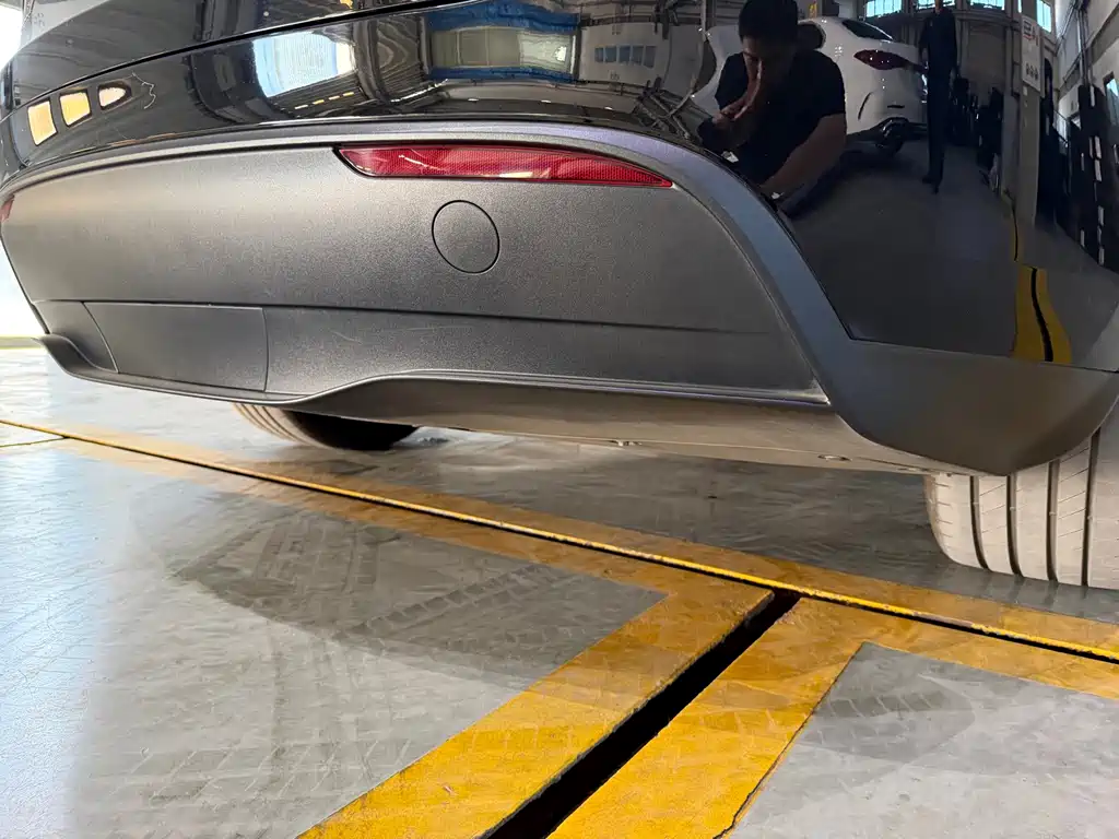 Tesla Model Y — миниатюра 12