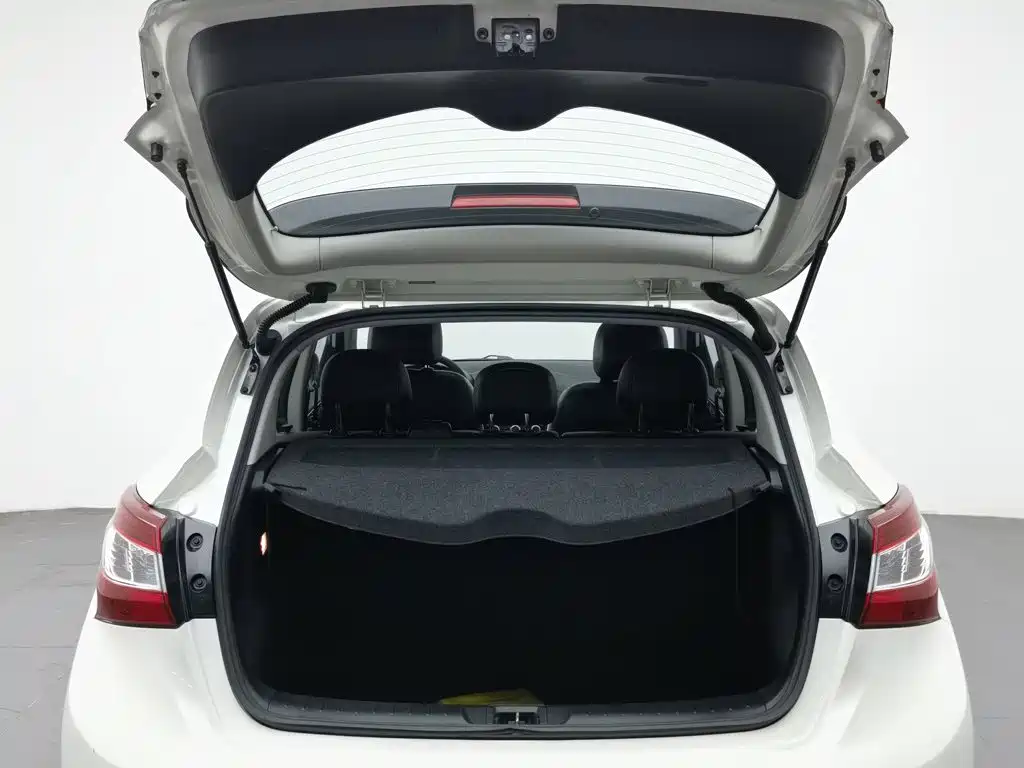 Nissan Tiida — миниатюра 16
