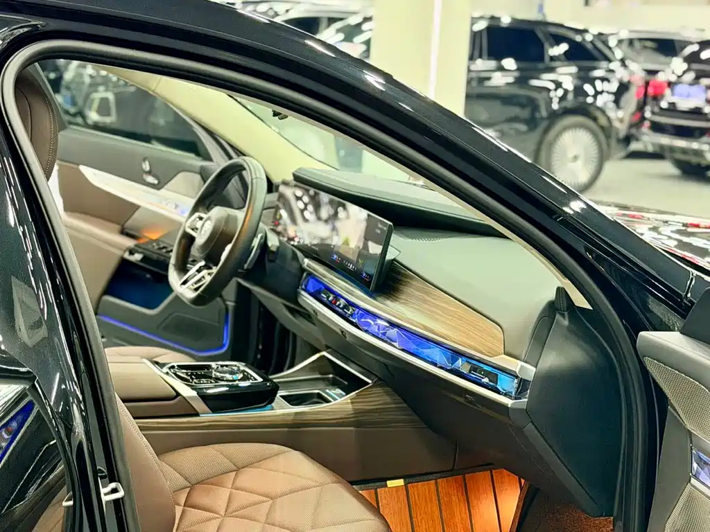 BMW 7 Series — миниатюра 10