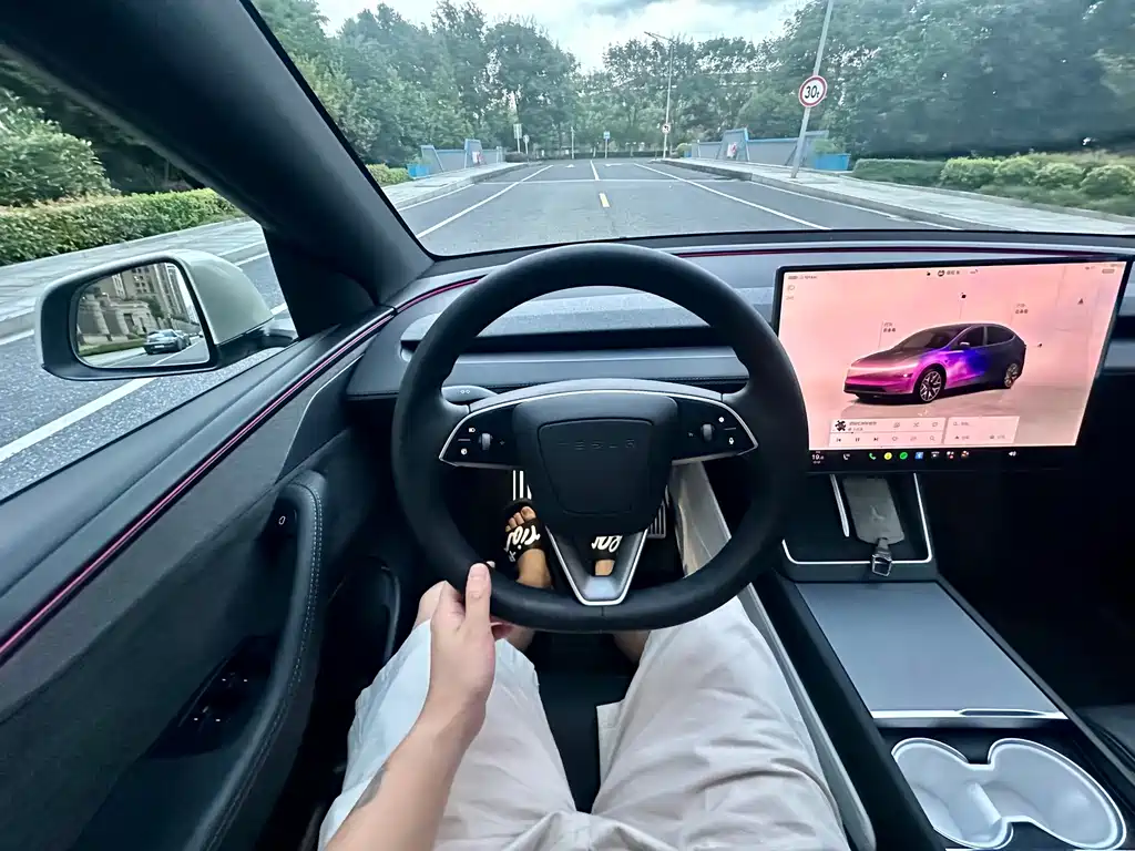 Tesla Model Y L — миниатюра 10