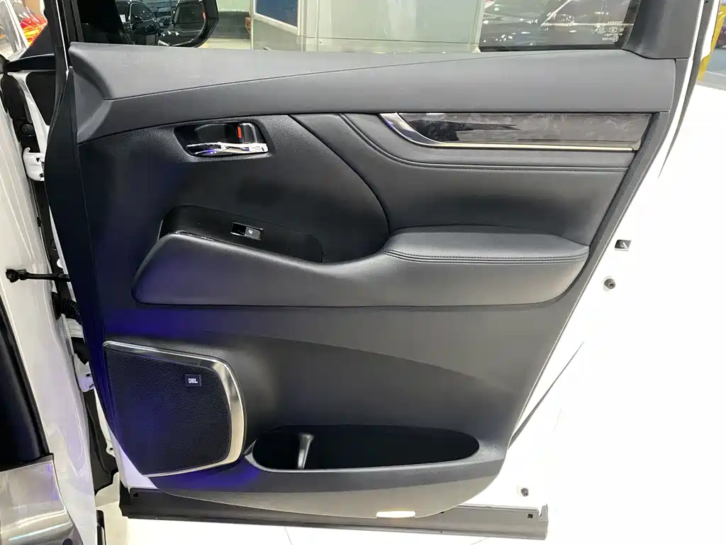 Toyota Vellfire — миниатюра 10
