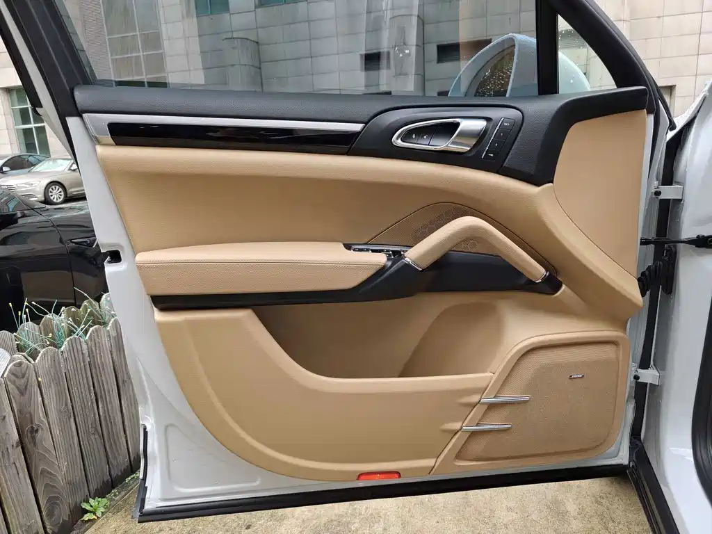 Porsche Cayenne — миниатюра 13