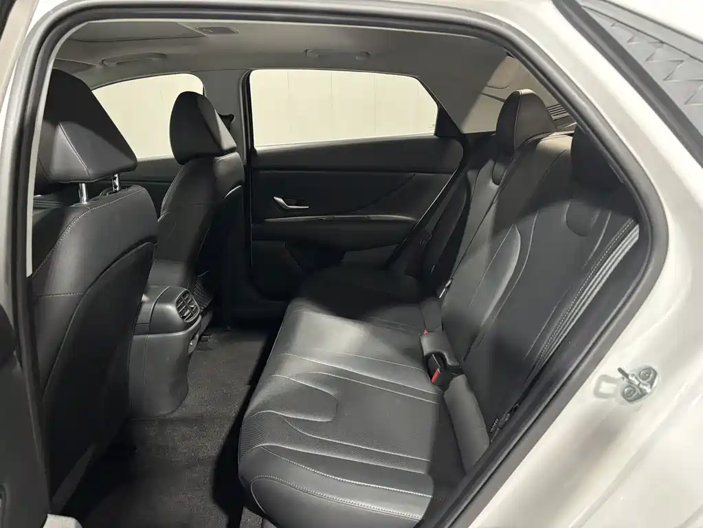 Hyundai Elantra — миниатюра 9