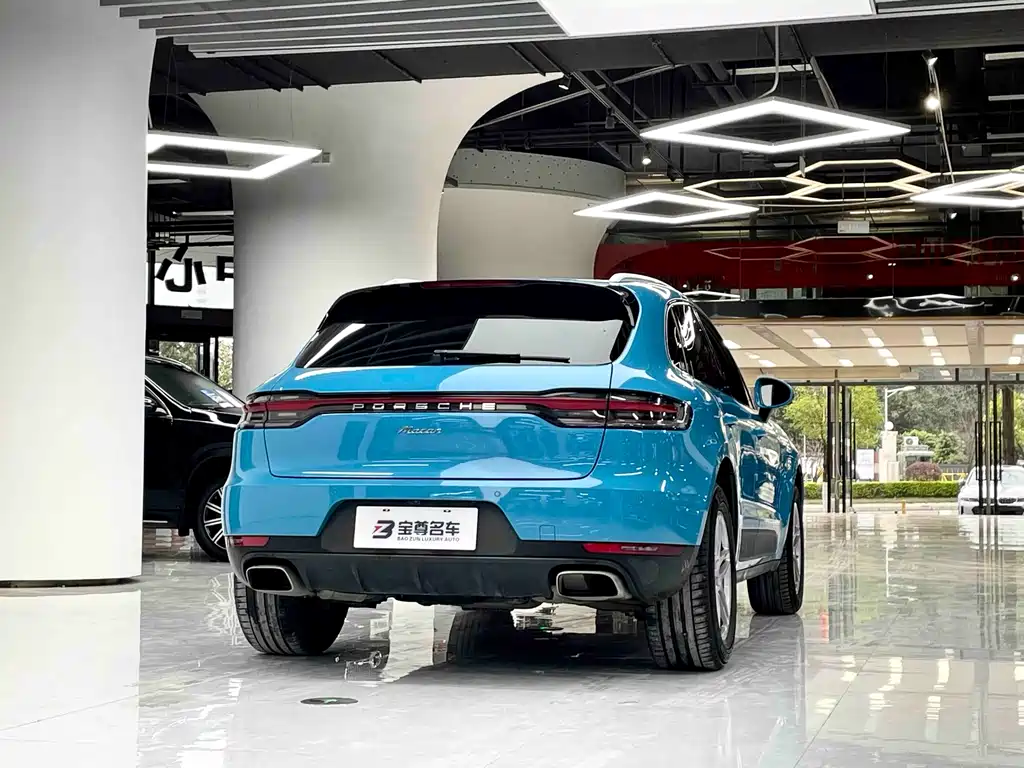 PORSCHE MACAN