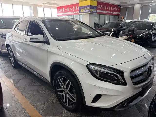MERCEDES-BENZ GLA
