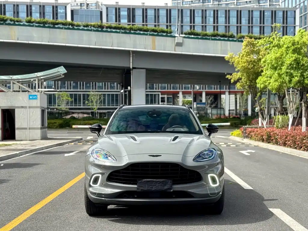 Aston Martin DBX 2023
