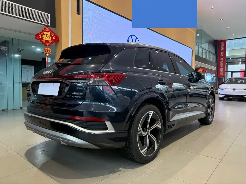 AUDI Q4 E TRON