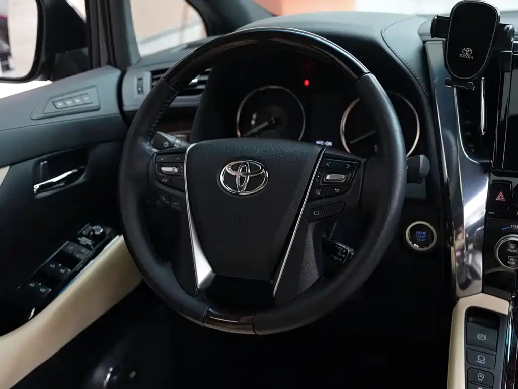 Toyota Alphard — миниатюра 10