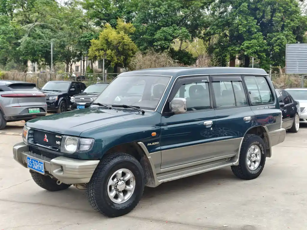 Mitsubishi Pajero (Import) 1996