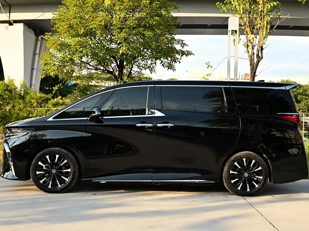 Toyota Alphard — миниатюра 3