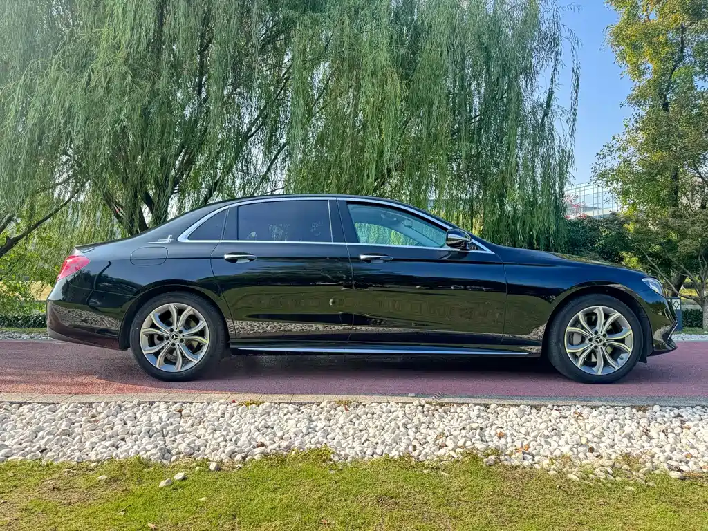 Mercedes-Benz E-Class — миниатюра 7
