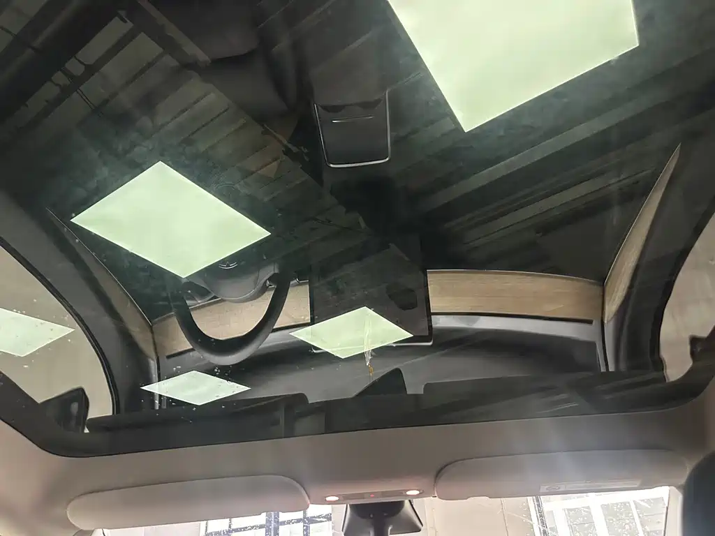 Tesla Model Y — миниатюра 12