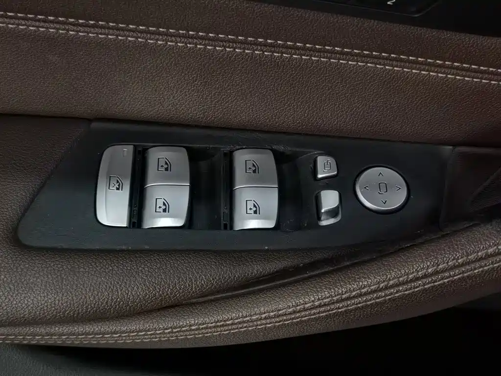 BMW 5 Series — миниатюра 9