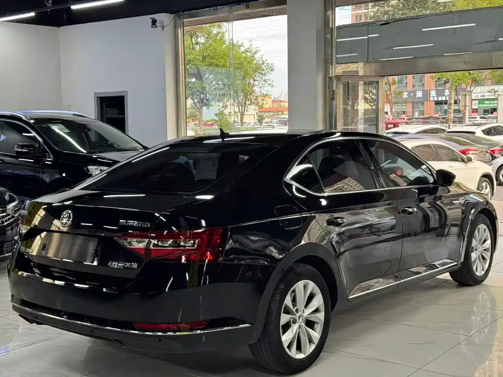 Skoda Superb — миниатюра 6