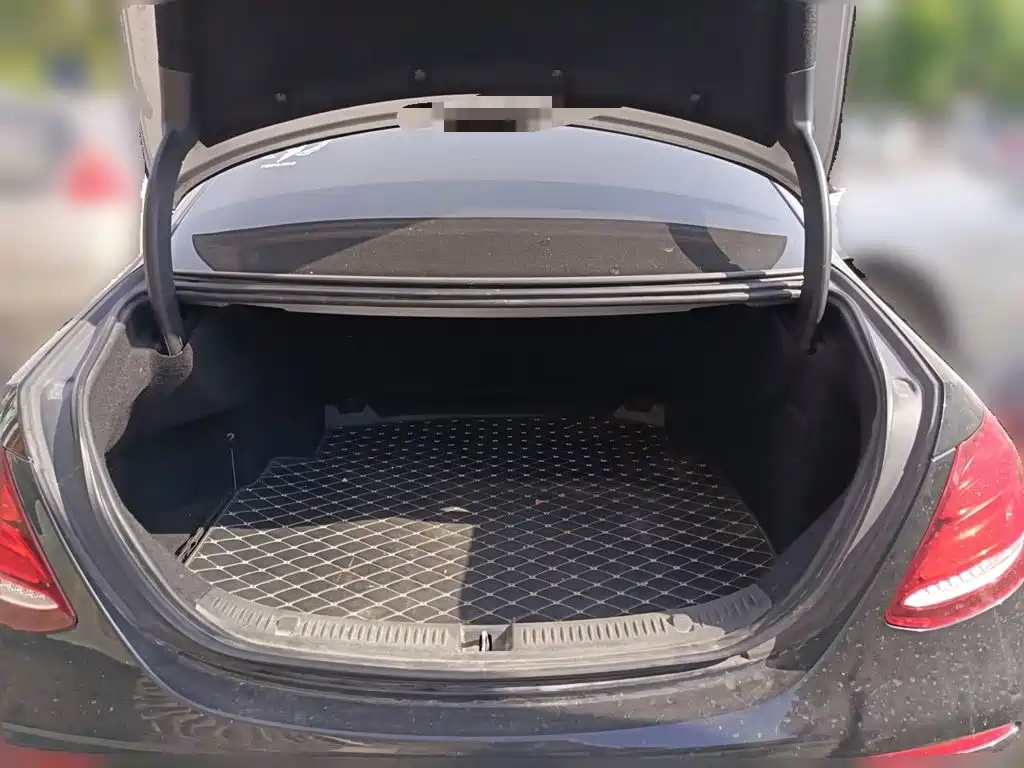 Mercedes-Benz E-Class — миниатюра 10