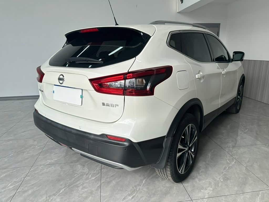 Nissan Qashqai 2.0 л 2022 г. Белый, пробег 28000 км