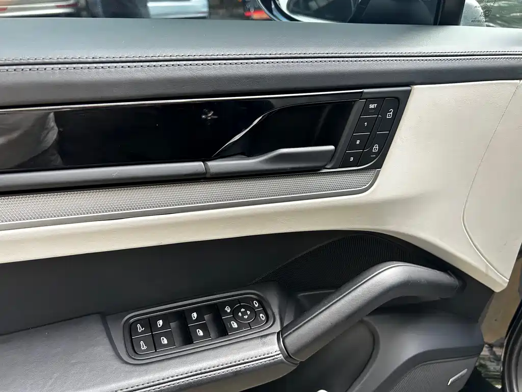 Porsche Cayenne — миниатюра 10