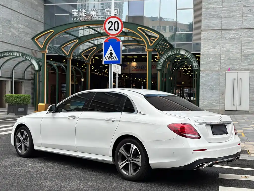 Mercedes-Benz E-Class — миниатюра 9