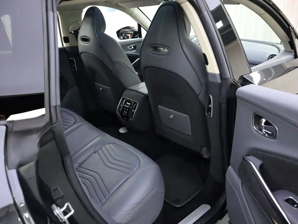 Aston Martin DBX — миниатюра 21
