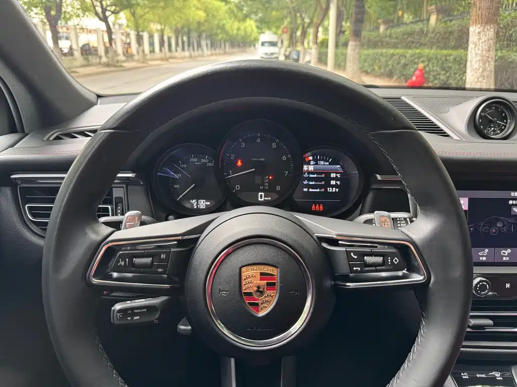PORSCHE MACAN
