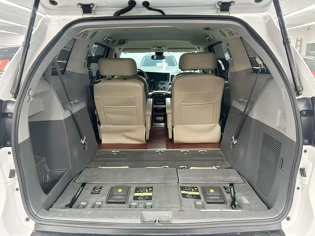 Toyota Sienna — миниатюра 18
